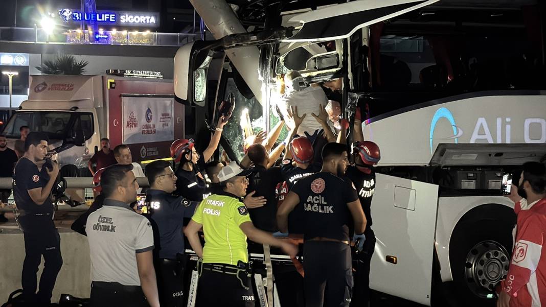 Yolcu otobüsü kaza yaptı! 35 kişi taşıyordu 2